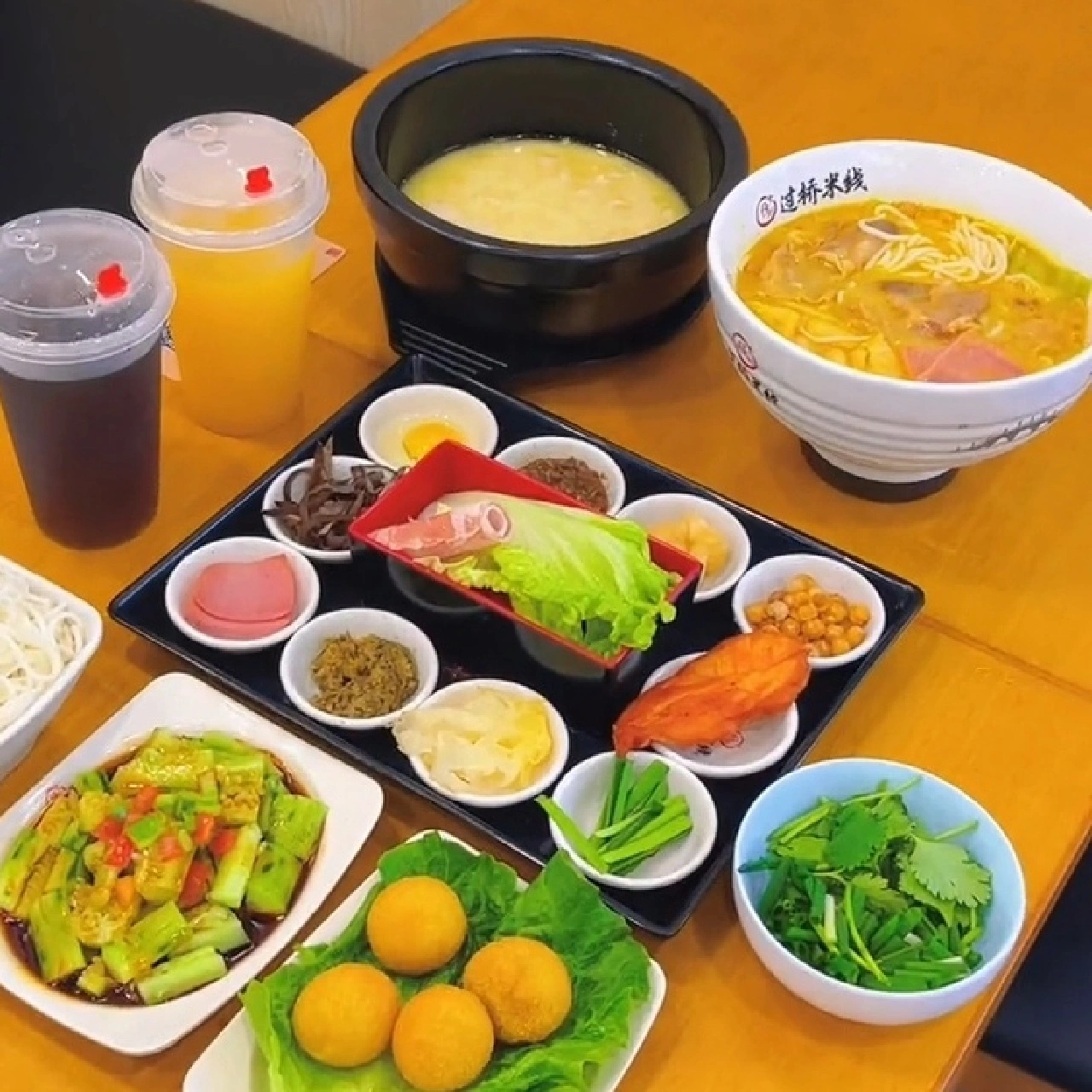 終于知道這家十秒到米線加盟店為什么每天排隊人氣爆滿了